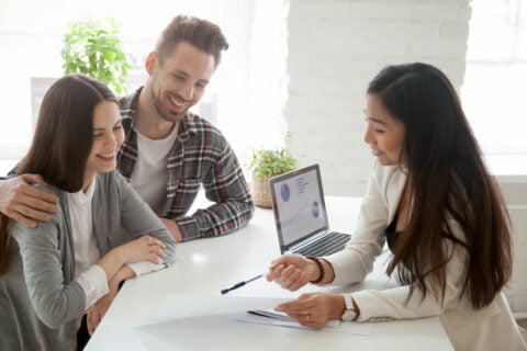 Couple recevant des conseils d'une courtiere.