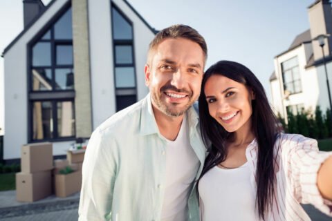 Couple devant une maison.