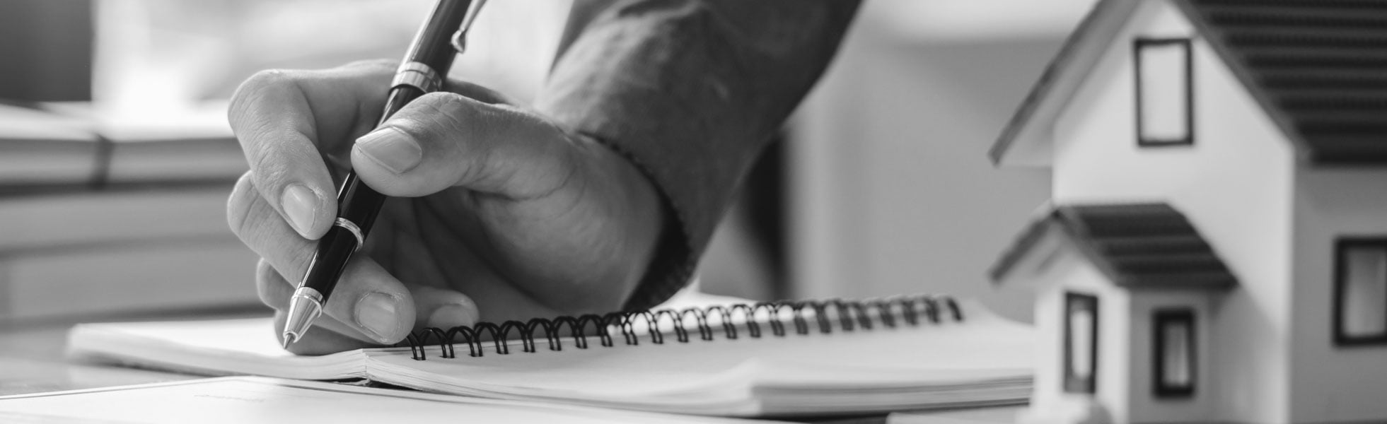 Un homme prenant des notes dans un carnet.